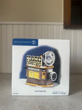 Dept 56 Snow Village Flash Photo Hut #55403 New Camera Film Accessory Building